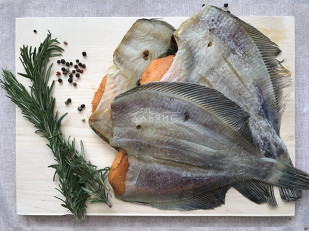 Арахис в глазури со вкусом барбекю: Камбала камчатская вяленая с икрой