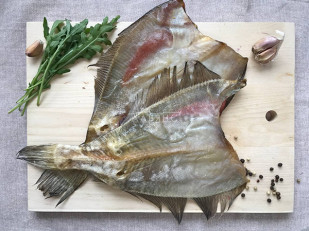 Арахис в глазури со вкусом барбекю: Камбала ёрш (Мурманская) вяленая